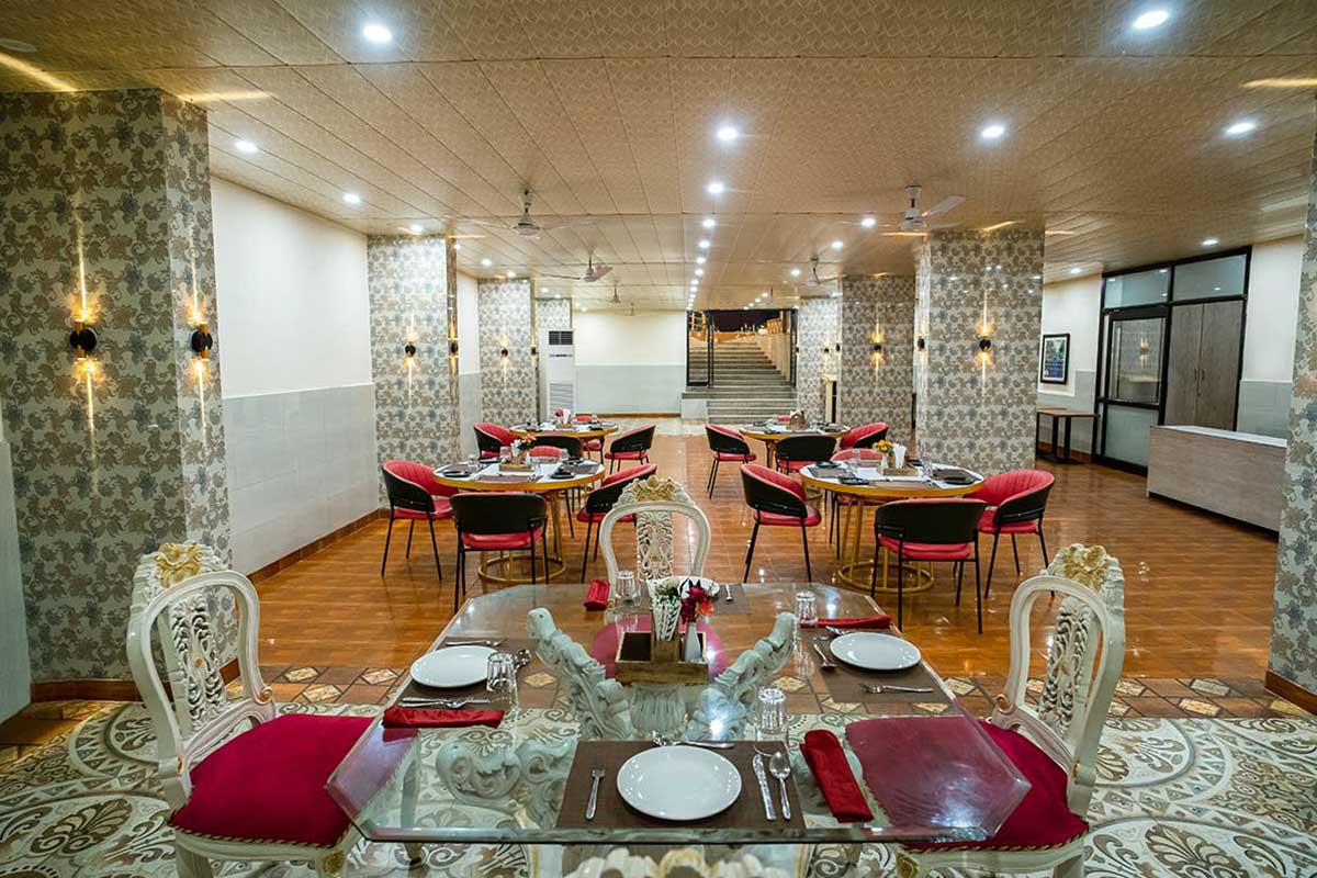 hotel with restaurant in Rishikesh